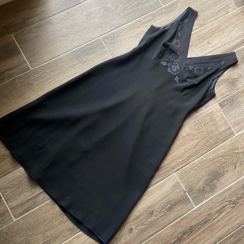 Ann Taylor black dress with beautiful floral detail, 100% silk size 4 or small